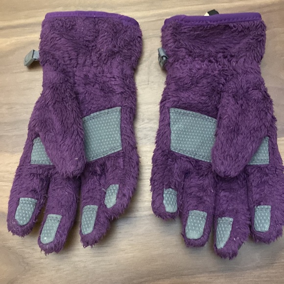 Girls northface fleece purple gloves - Picture 3 of 3